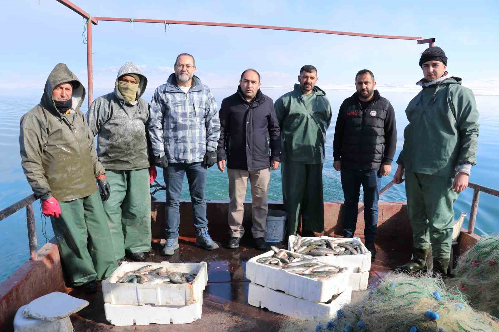 Erçek Gölü’ndeki balık popülasyonu balıkçıları sevindirdi