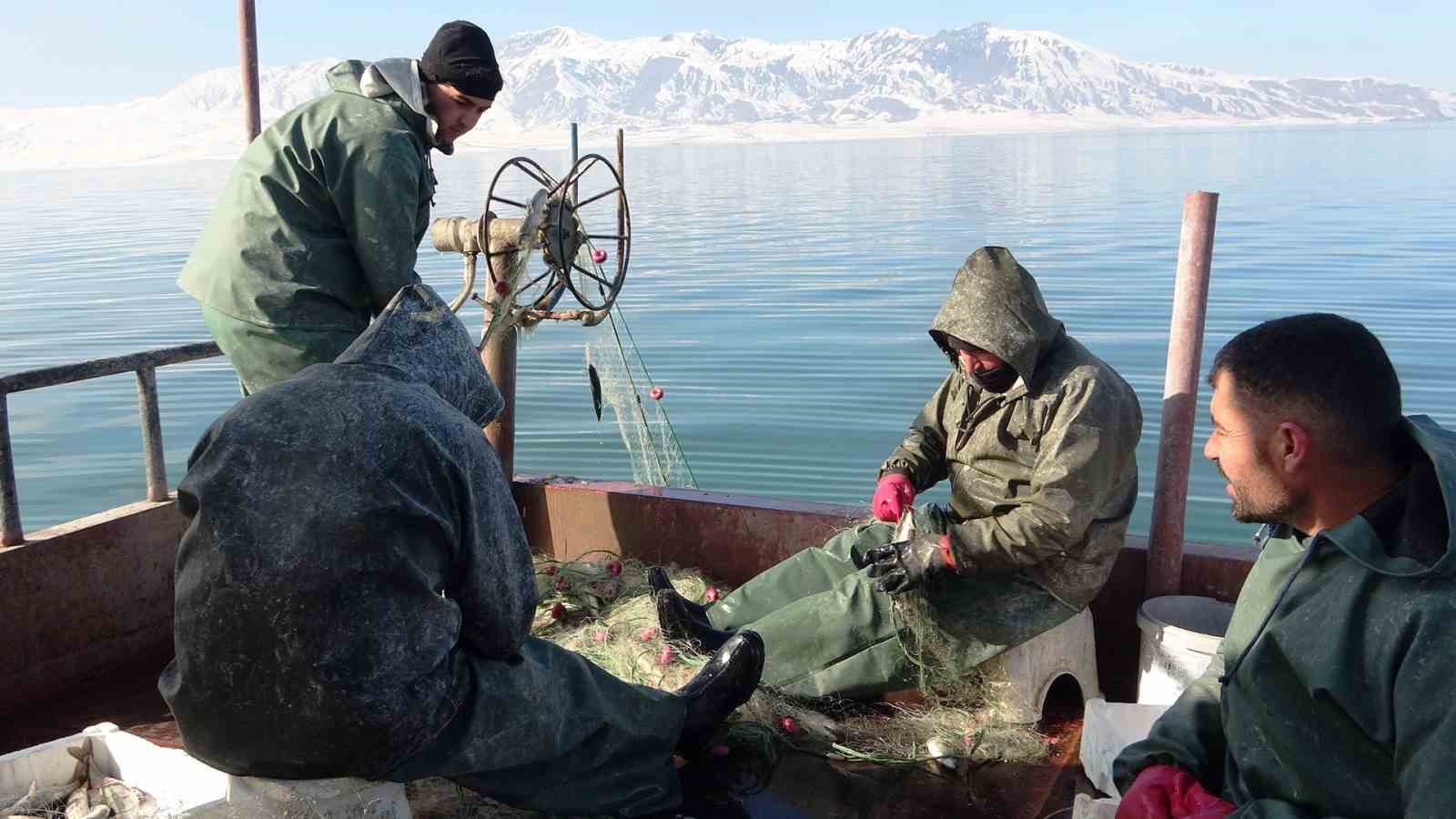 Erçek Gölü’ndeki balık popülasyonu balıkçıları sevindirdi