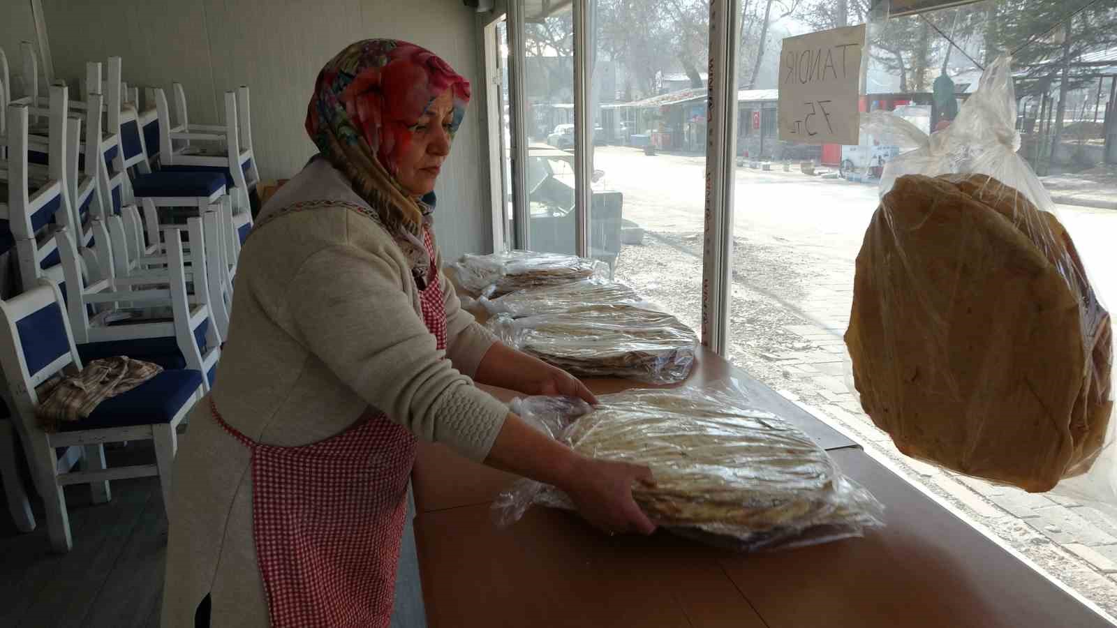 Malatya’da depremzede esnaf tandır ekmeği geleneğini sürdürüyor