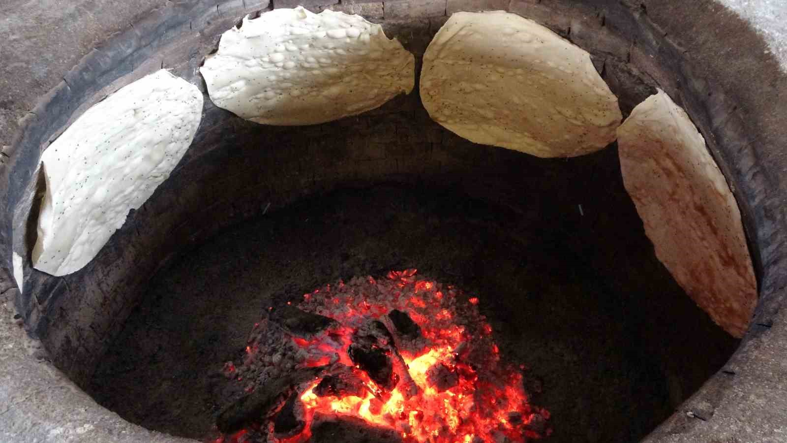 Malatya’da depremzede esnaf tandır ekmeği geleneğini sürdürüyor