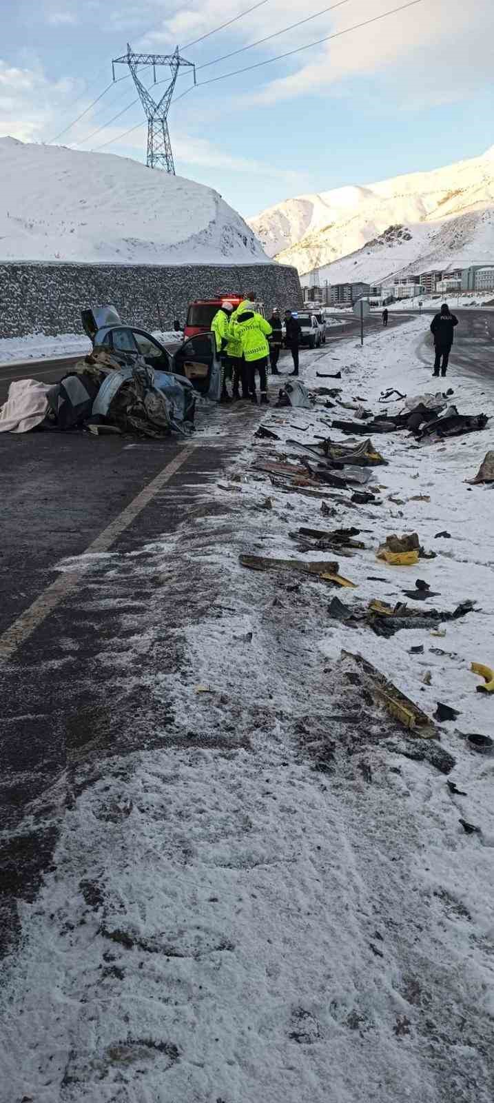 Tırla çarpışan otomobil kağıt gibi ezildi: 1 ölü, 2 yaralı