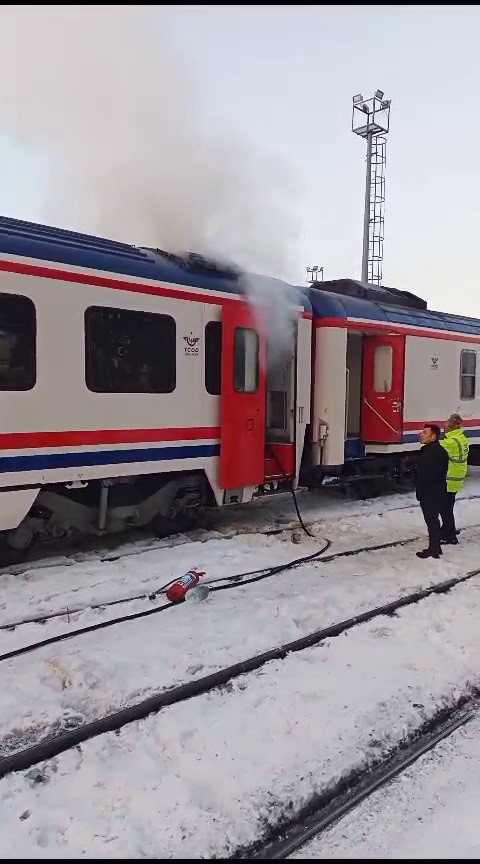 Turistik Doğu Ekspresi vagonunda çıkan yangına itfaiye müdahale etti