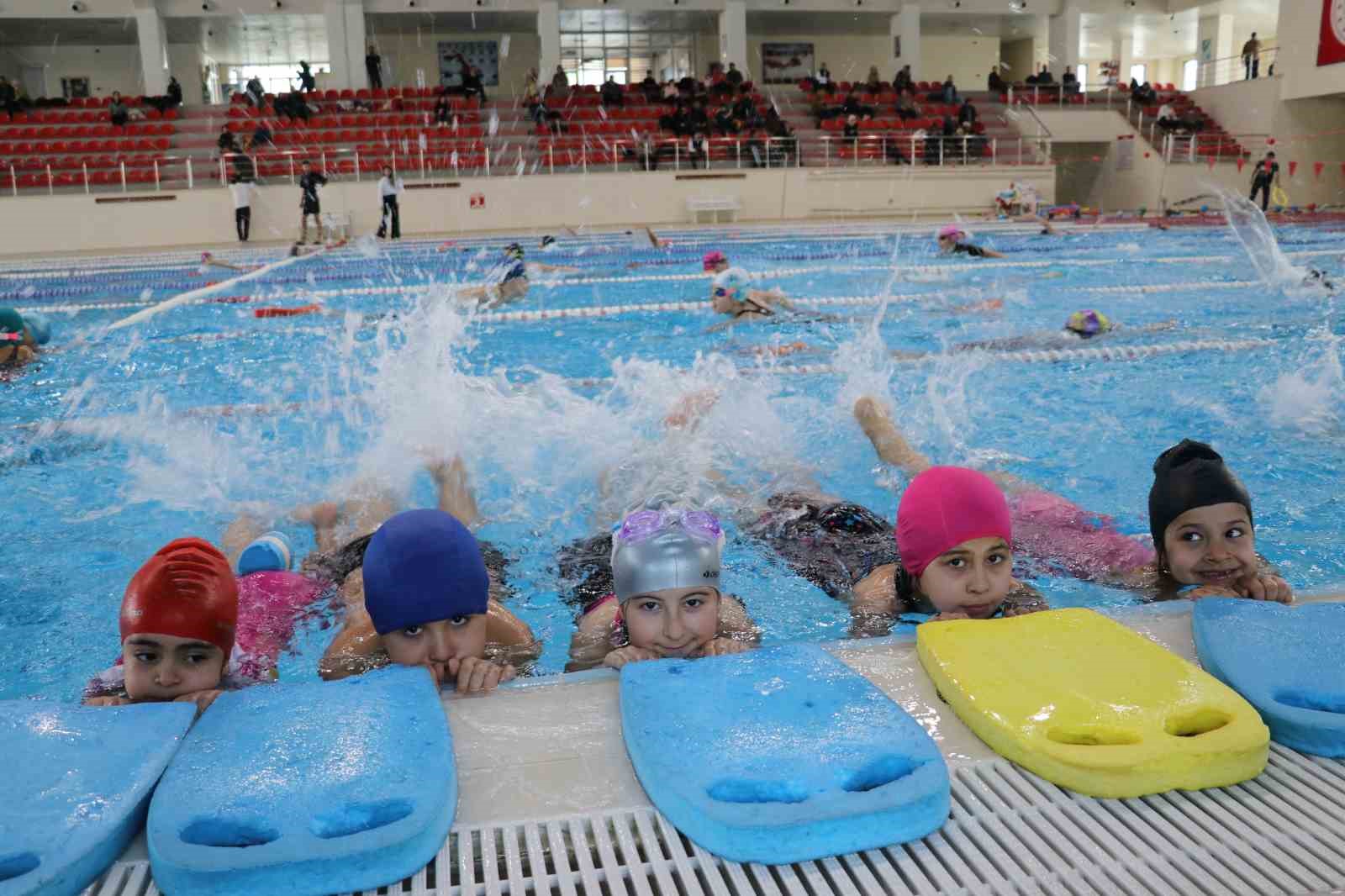 Van Gençlik ve Spor İl Müdürlüğünden öğrencilere karne hediyesi