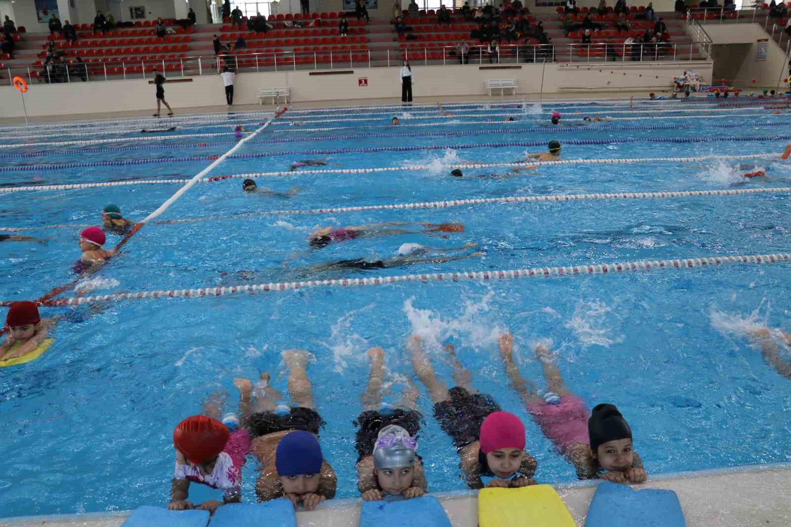 Van Gençlik ve Spor İl Müdürlüğünden öğrencilere karne hediyesi