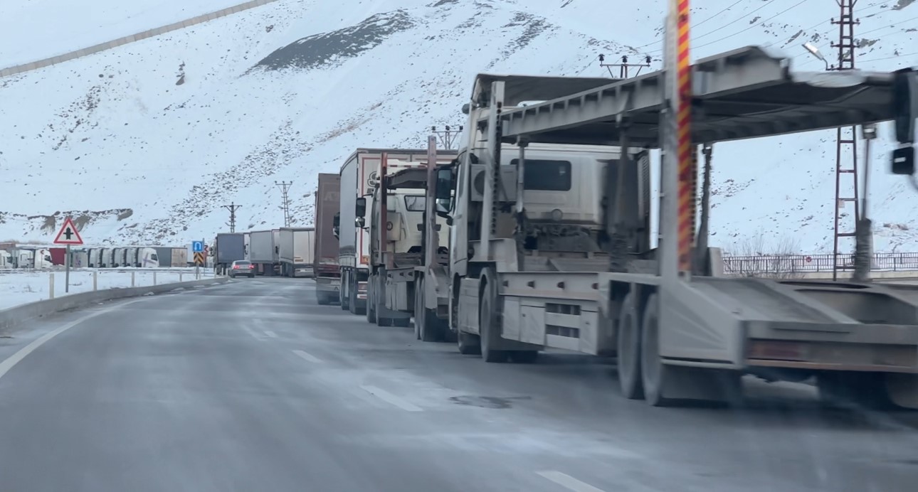 Türkiye-İran sınırında 10 kilometrelik tır kuyruğu oluştu