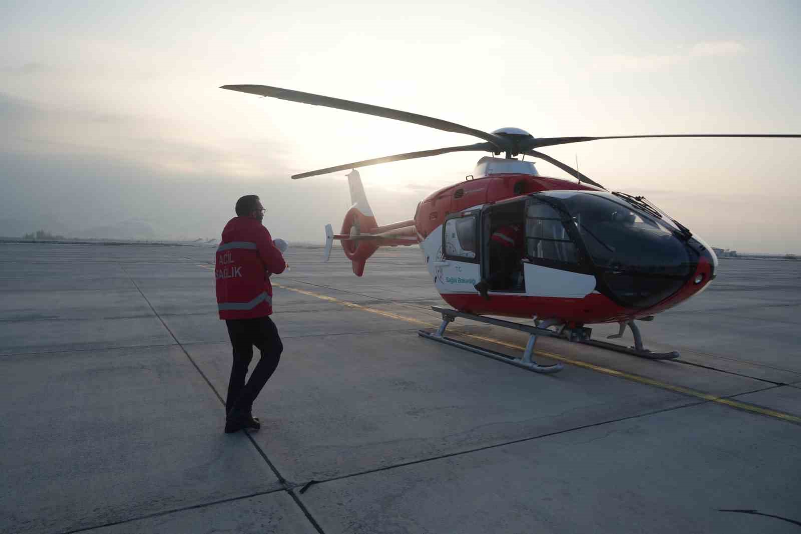 Ambulans helikopter bir günlük bebek için havalandı