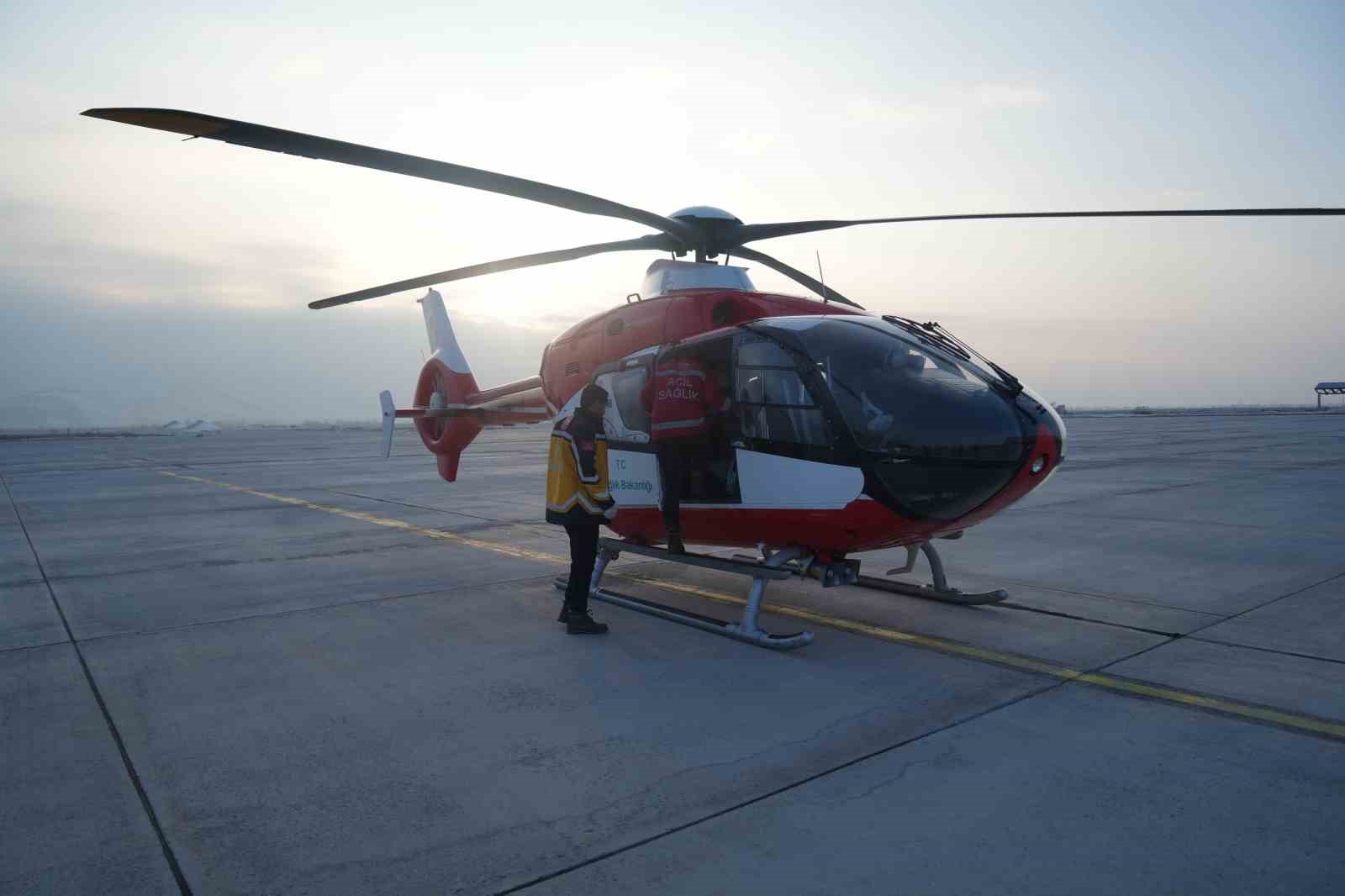 Ambulans helikopter bir günlük bebek için havalandı