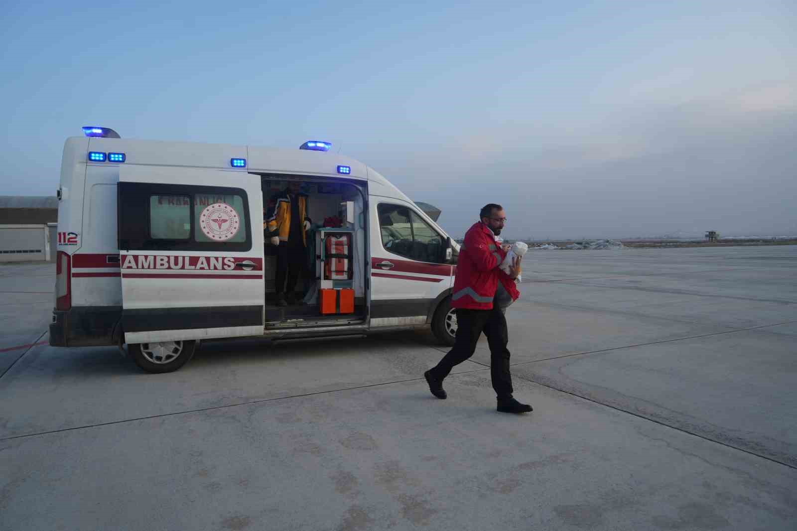 Ambulans helikopter bir günlük bebek için havalandı