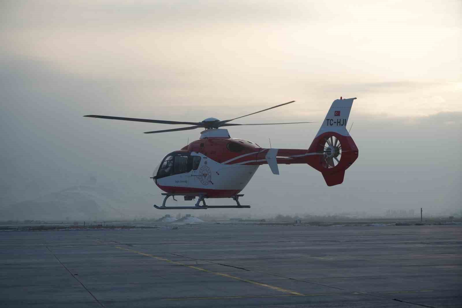 Ambulans helikopter bir günlük bebek için havalandı