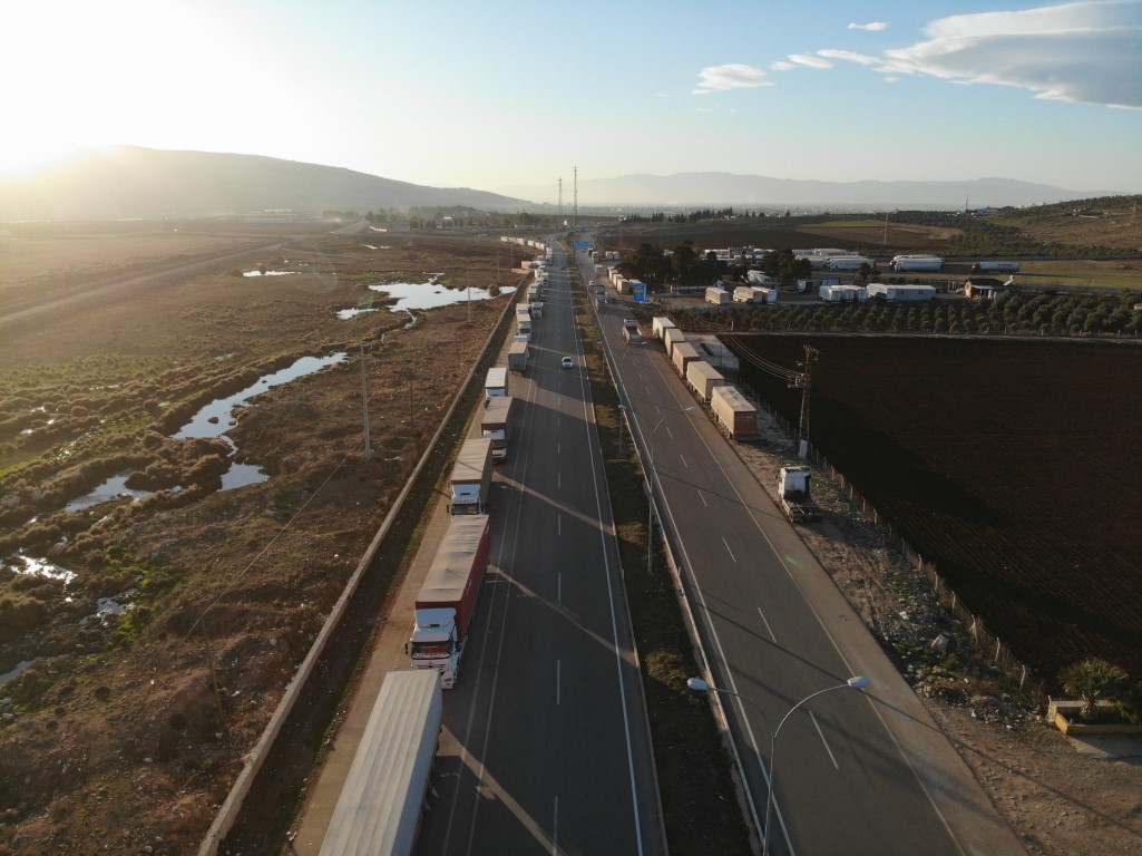 Yıllar sonra ticaretin yeniden başladığı Suriye’ye geçmek için bekleyen tırlar uzun kuyruklar oluştu