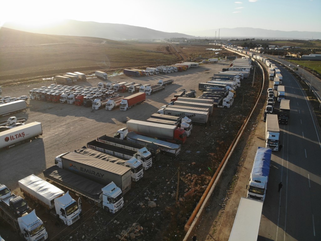 Yıllar sonra ticaretin yeniden başladığı Suriye’ye geçmek için bekleyen tırlar uzun kuyruklar oluştu