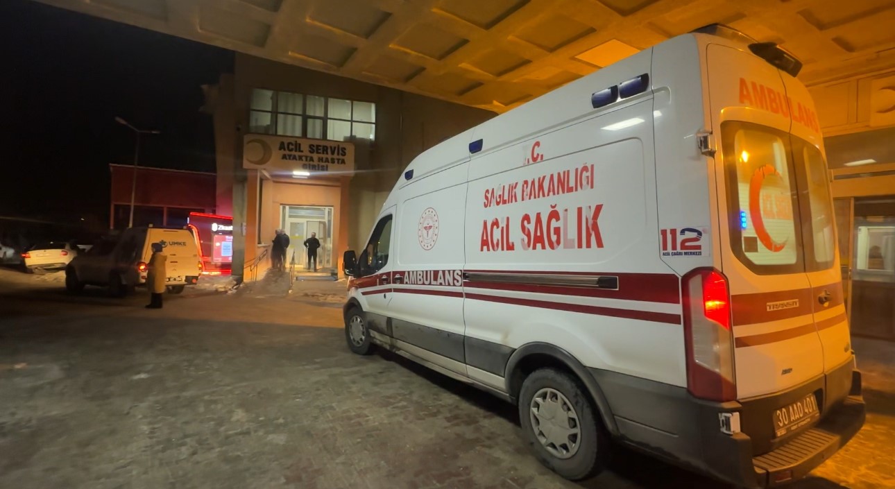 Hakkari’de minibüsün üzerine kaya parçası düştü: 12 yaşındaki çocuk ağır yaralandı