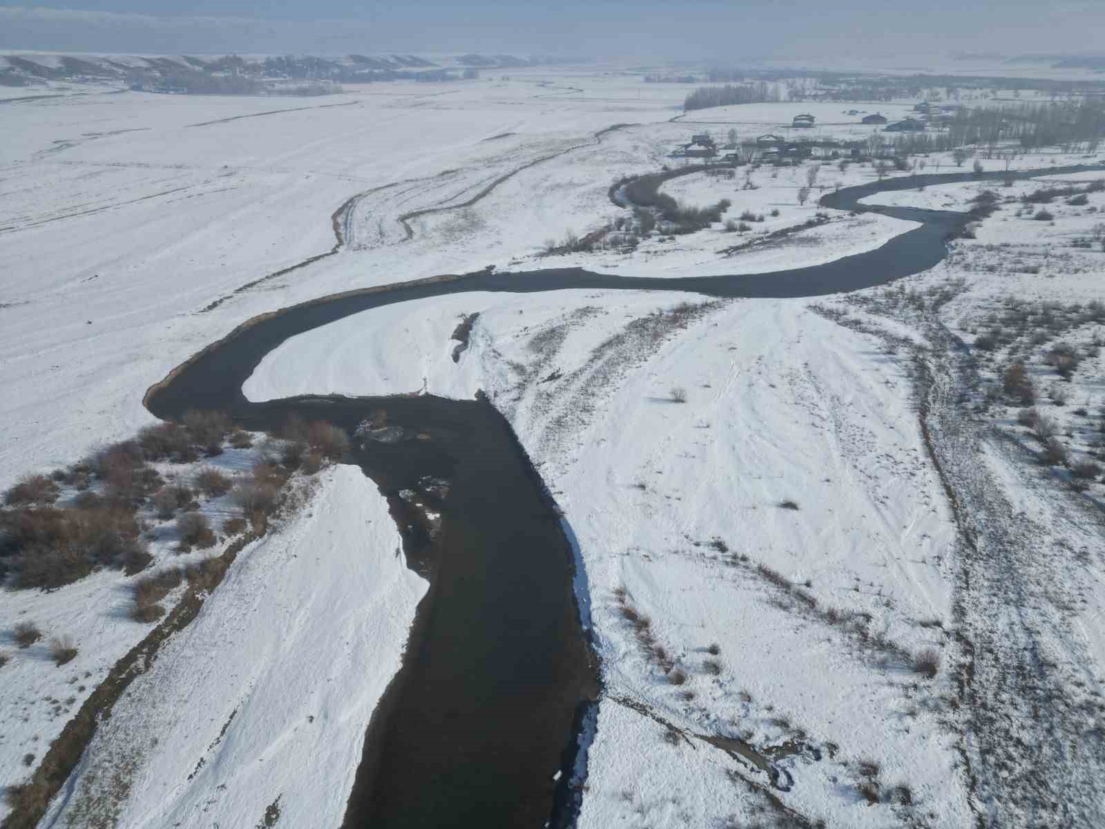 Ağrı’nın karla kaplı menderesleri göz kamaştırıyor