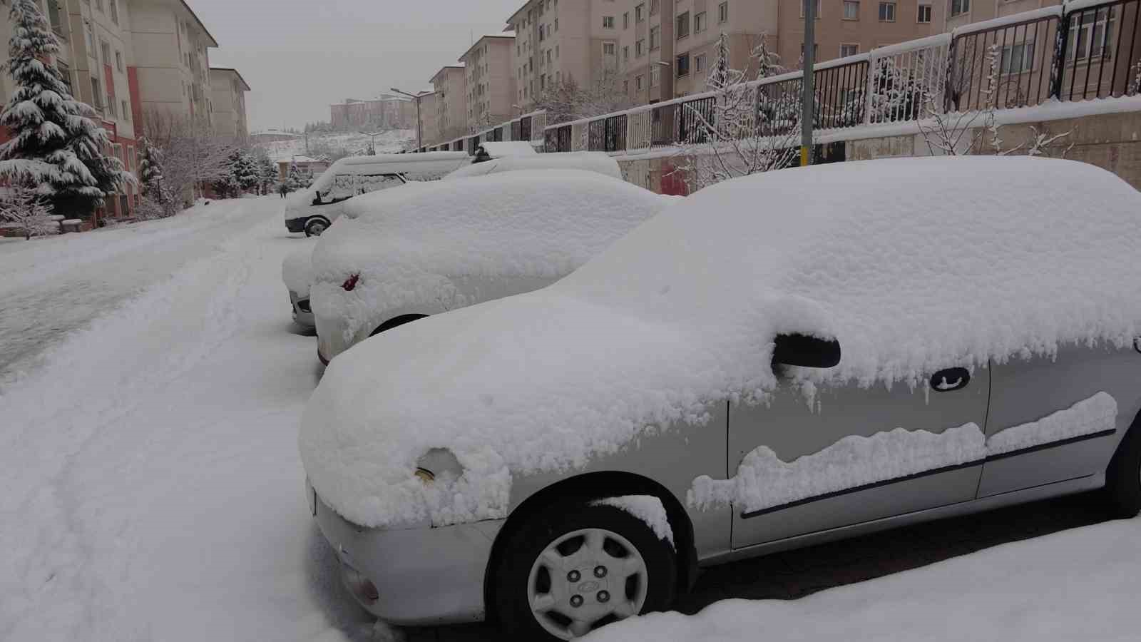 Van’da kar yağışı hayatı olumsuz etkiledi