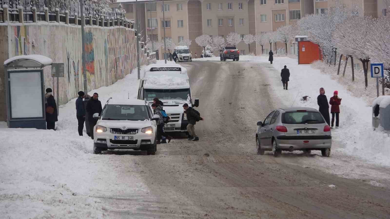 Van’da kar yağışı hayatı olumsuz etkiledi