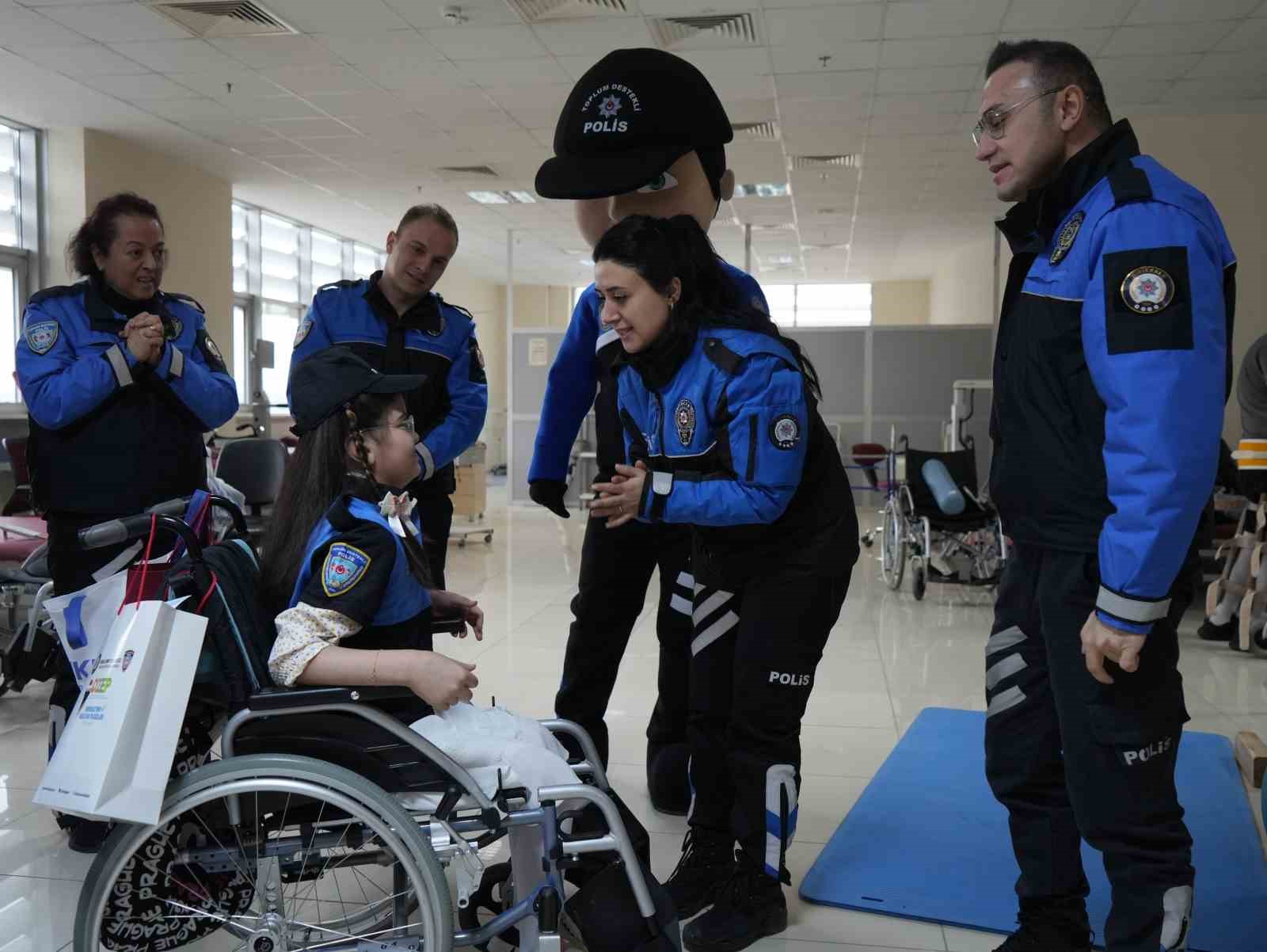 Polislik hayaliyle büyüyen Esin, o günü yaşadı: Sevinç gözyaşlarını tutamadı