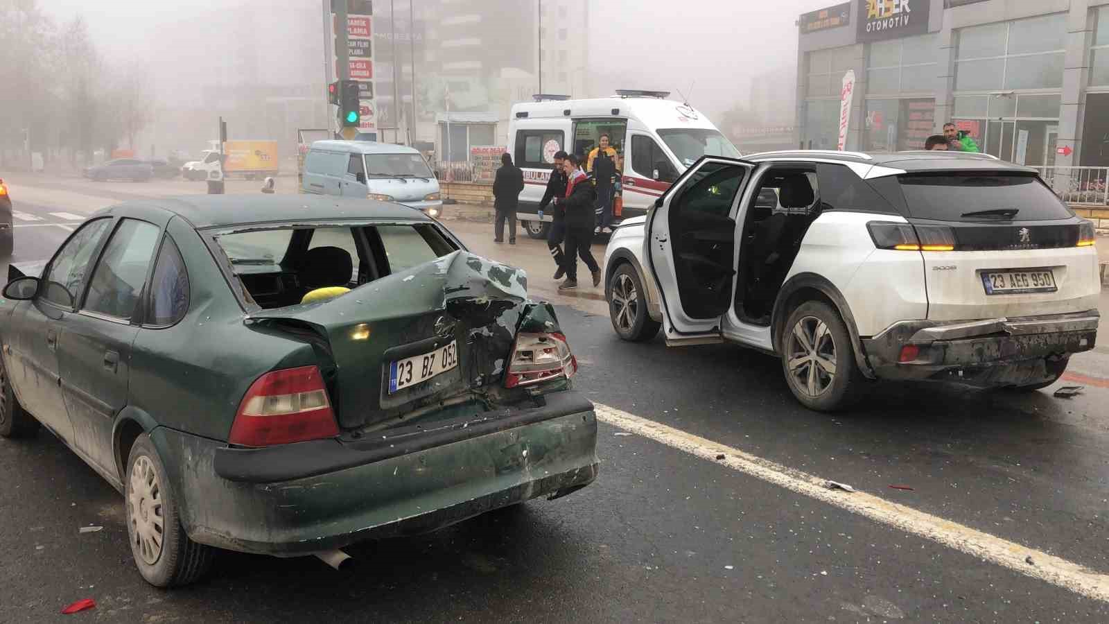 Yoğun sis ve buzlanma zincirleme kazayı beraberinde getirdi: 6 araç çarpıştı, 3 yaralı