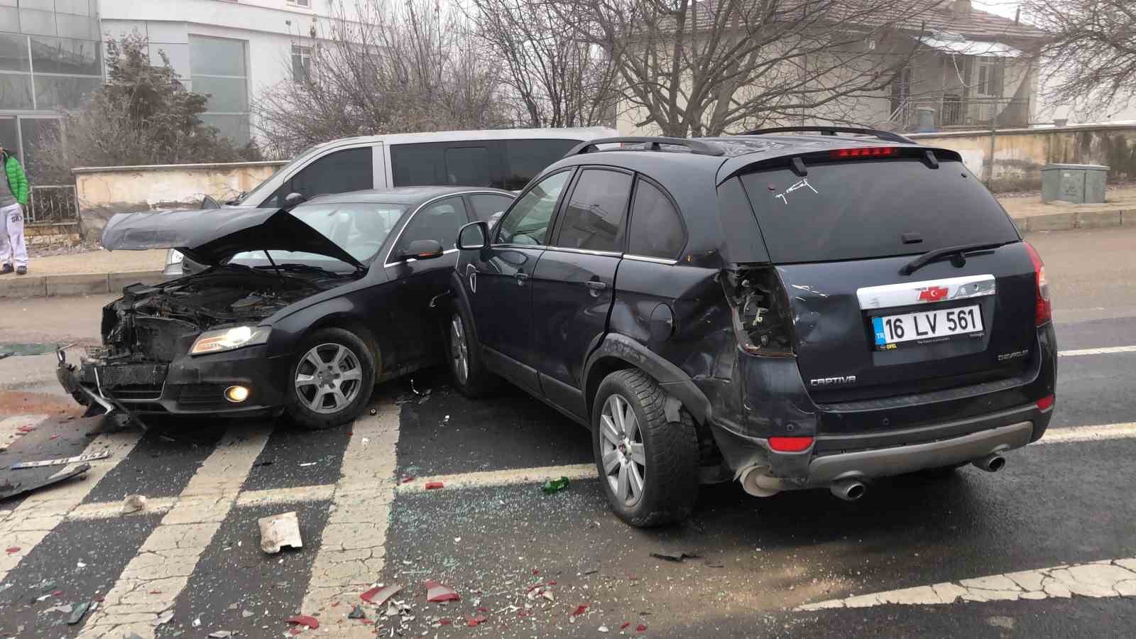 Yoğun sis ve buzlanma zincirleme kazayı beraberinde getirdi: 6 araç çarpıştı, 3 yaralı