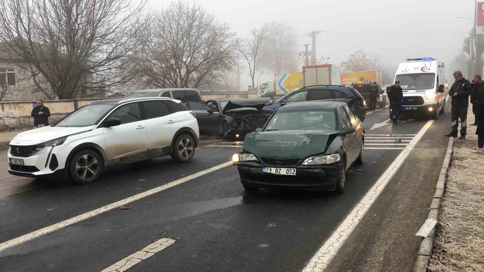 Yoğun sis ve buzlanma zincirleme kazayı beraberinde getirdi: 6 araç çarpıştı, 3 yaralı