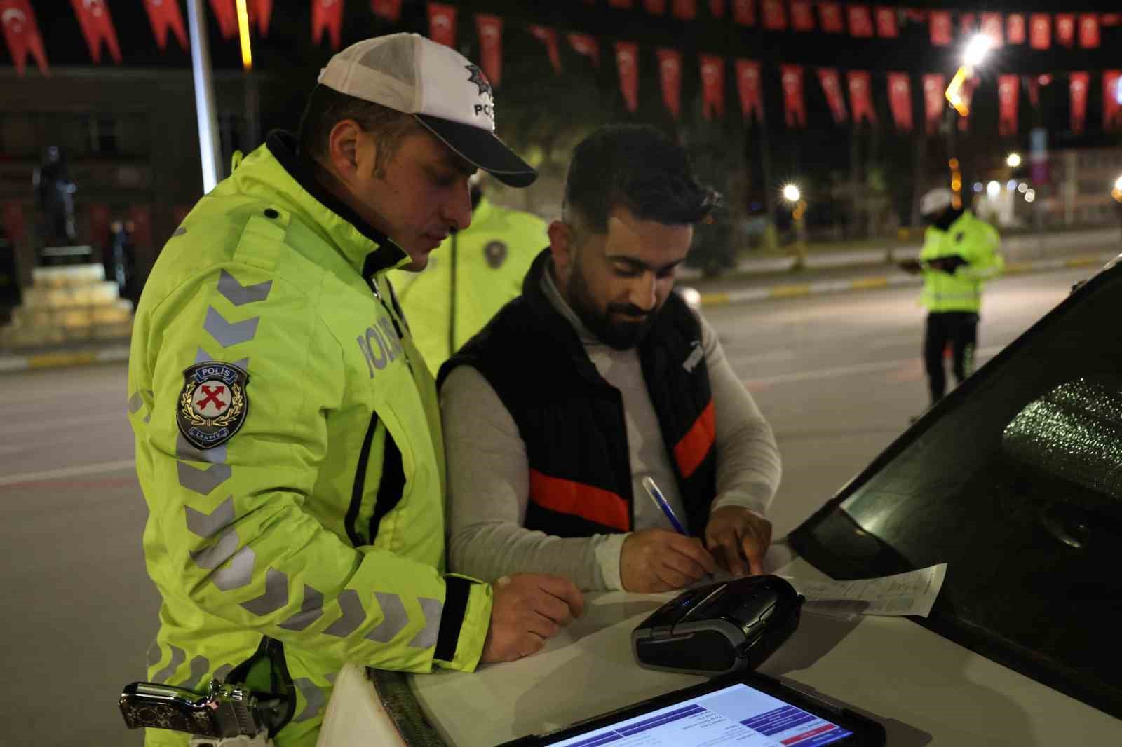 Farlarını açmayı unuttu, yeni yılın ilk cezasını yedi