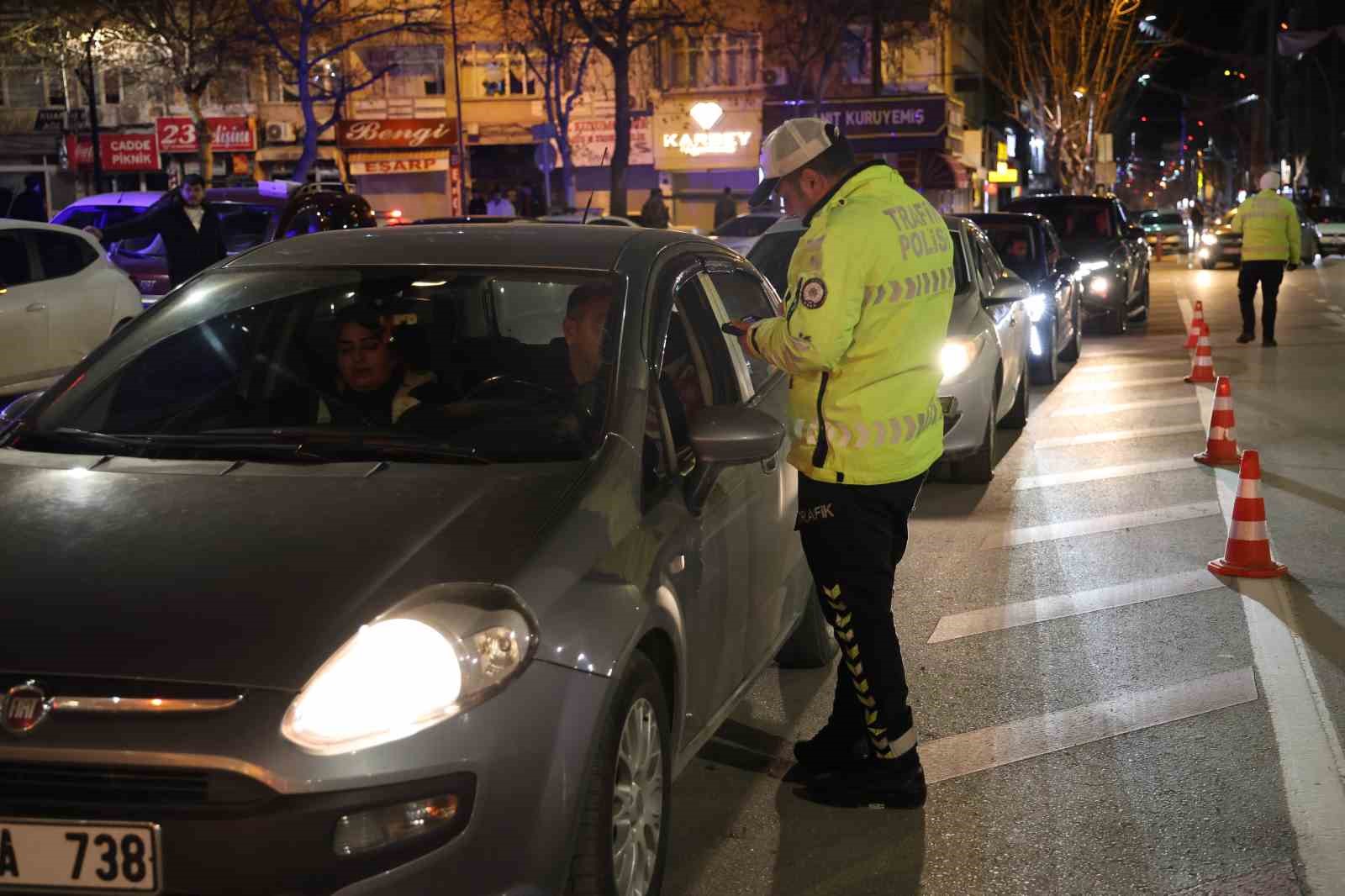 Farlarını açmayı unuttu, yeni yılın ilk cezasını yedi