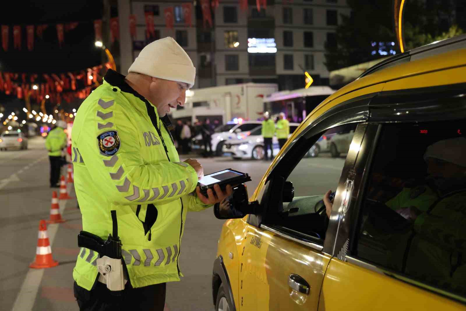 Farlarını açmayı unuttu, yeni yılın ilk cezasını yedi