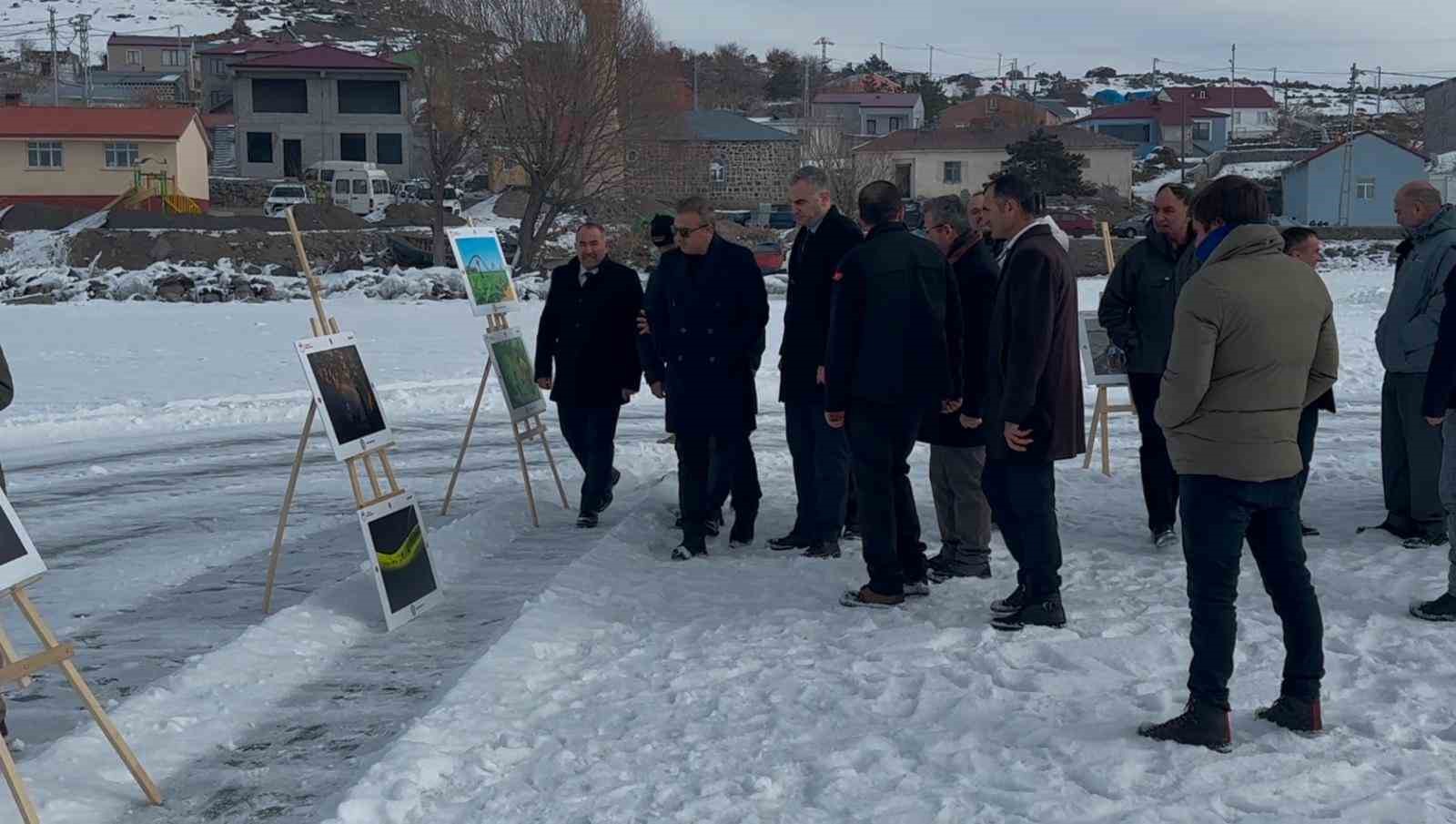 Donan göl üzerinde resim sergisi açıldı