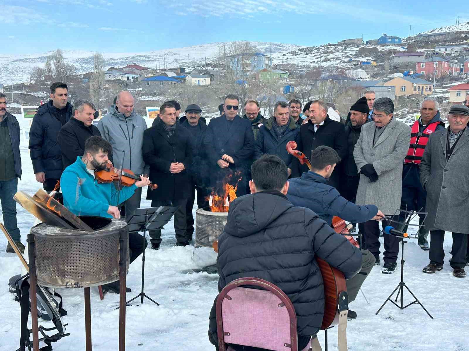 Donan göl üzerinde resim sergisi açıldı