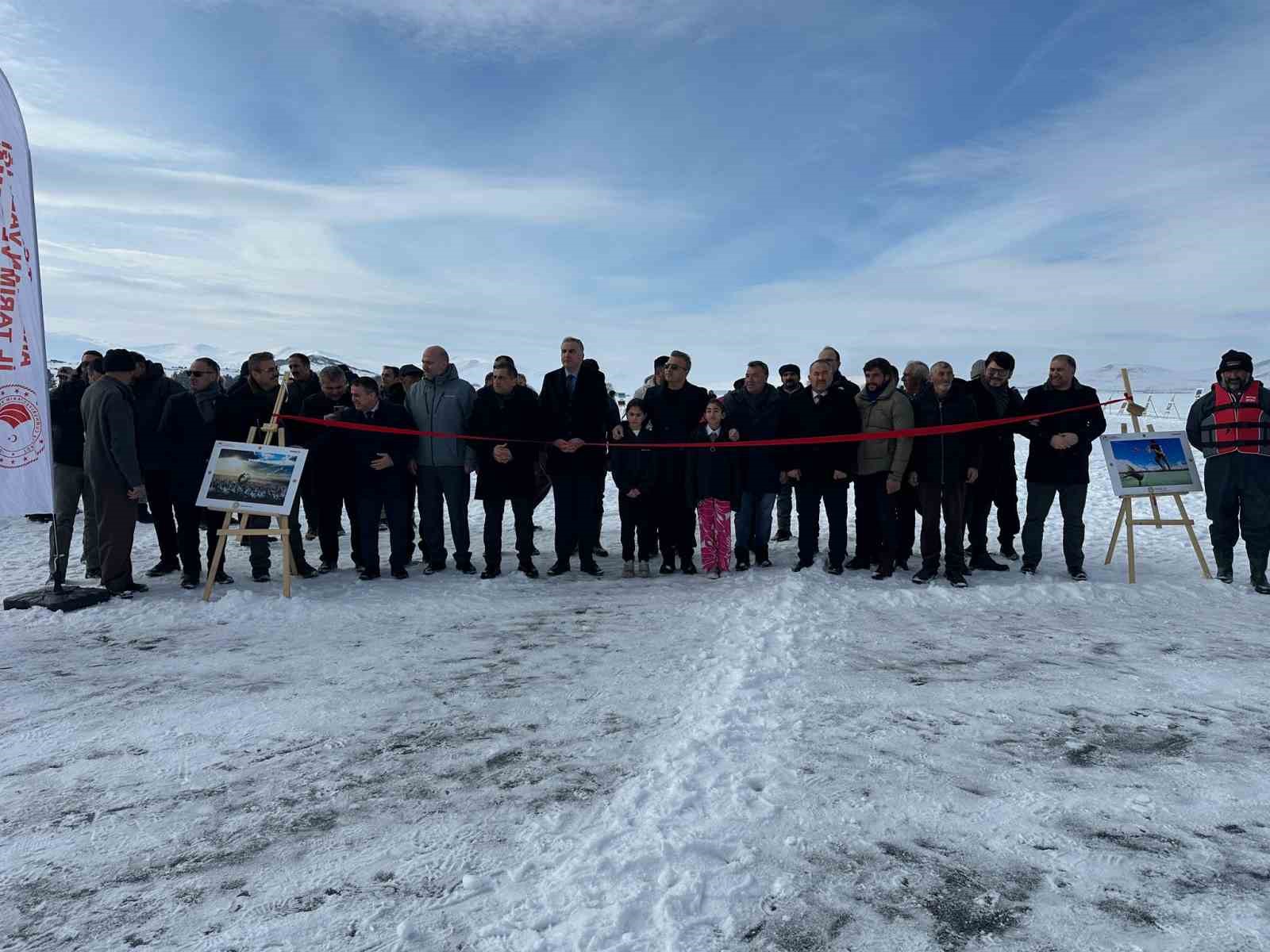 Donan göl üzerinde resim sergisi açıldı