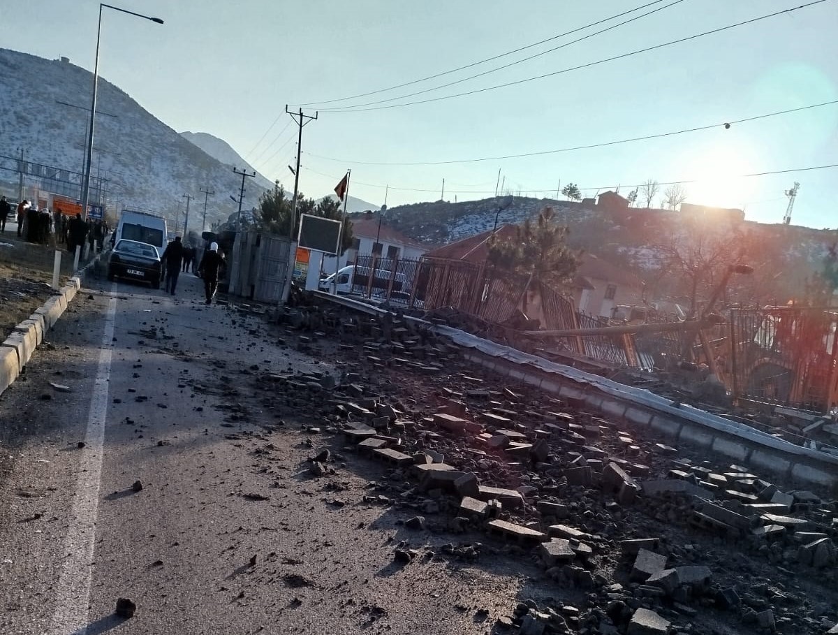 Bitlis’te tır devrildi: 2 yaralı