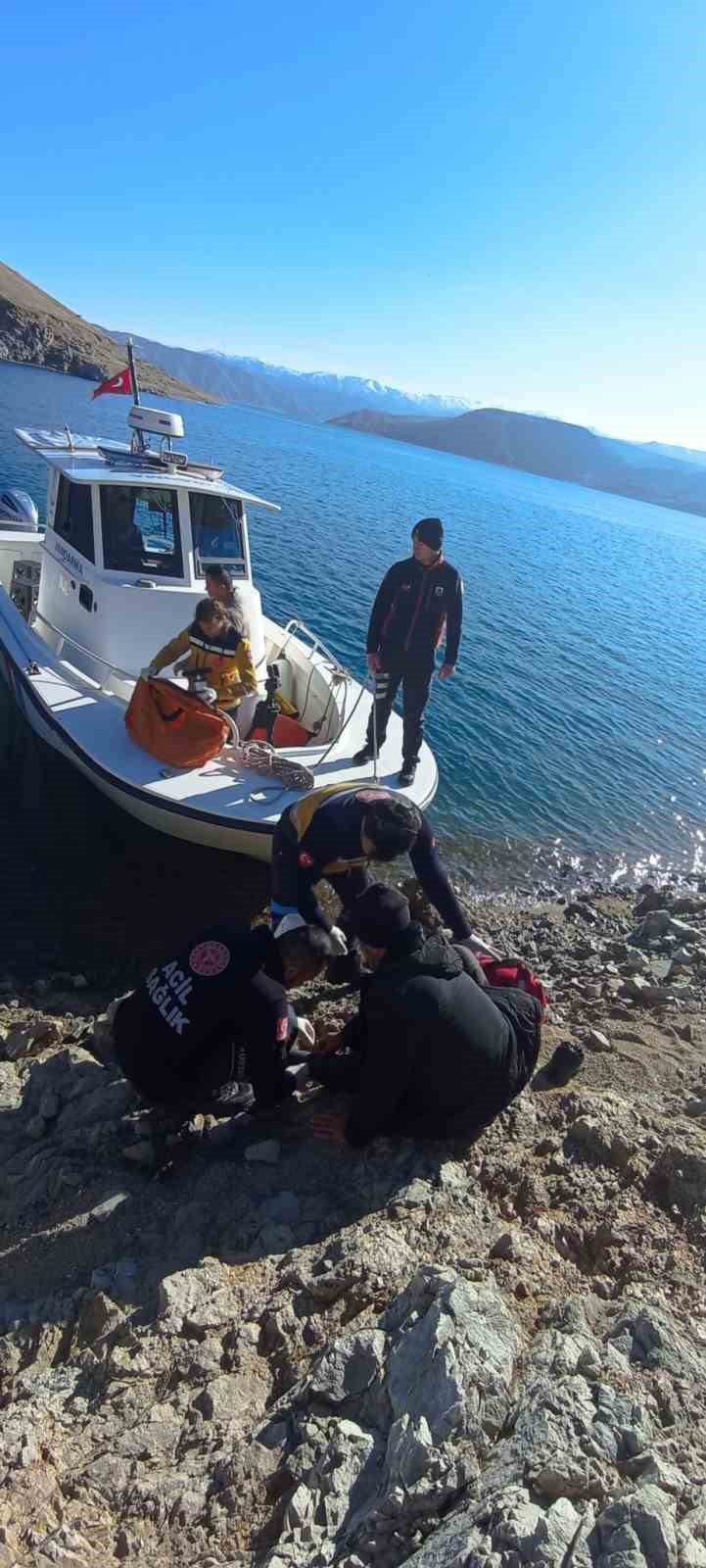 Balık tutarken kayalıktan düşen vatandaş kurtarıldı