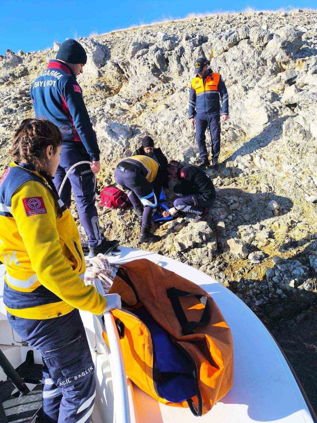 Balık tutarken kayalıktan düşen vatandaş kurtarıldı