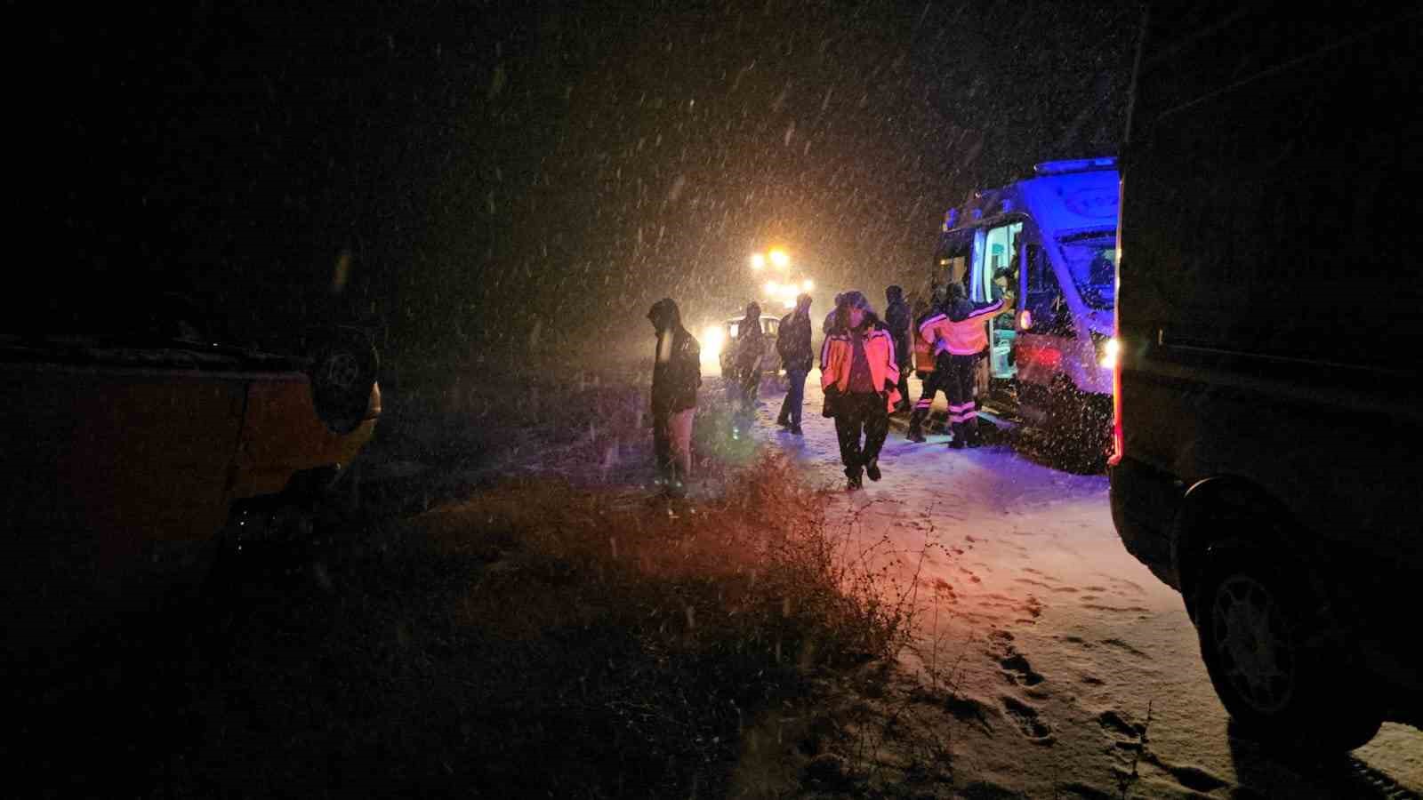 Bitlis’te minibüs takla attı: 3 yaralı