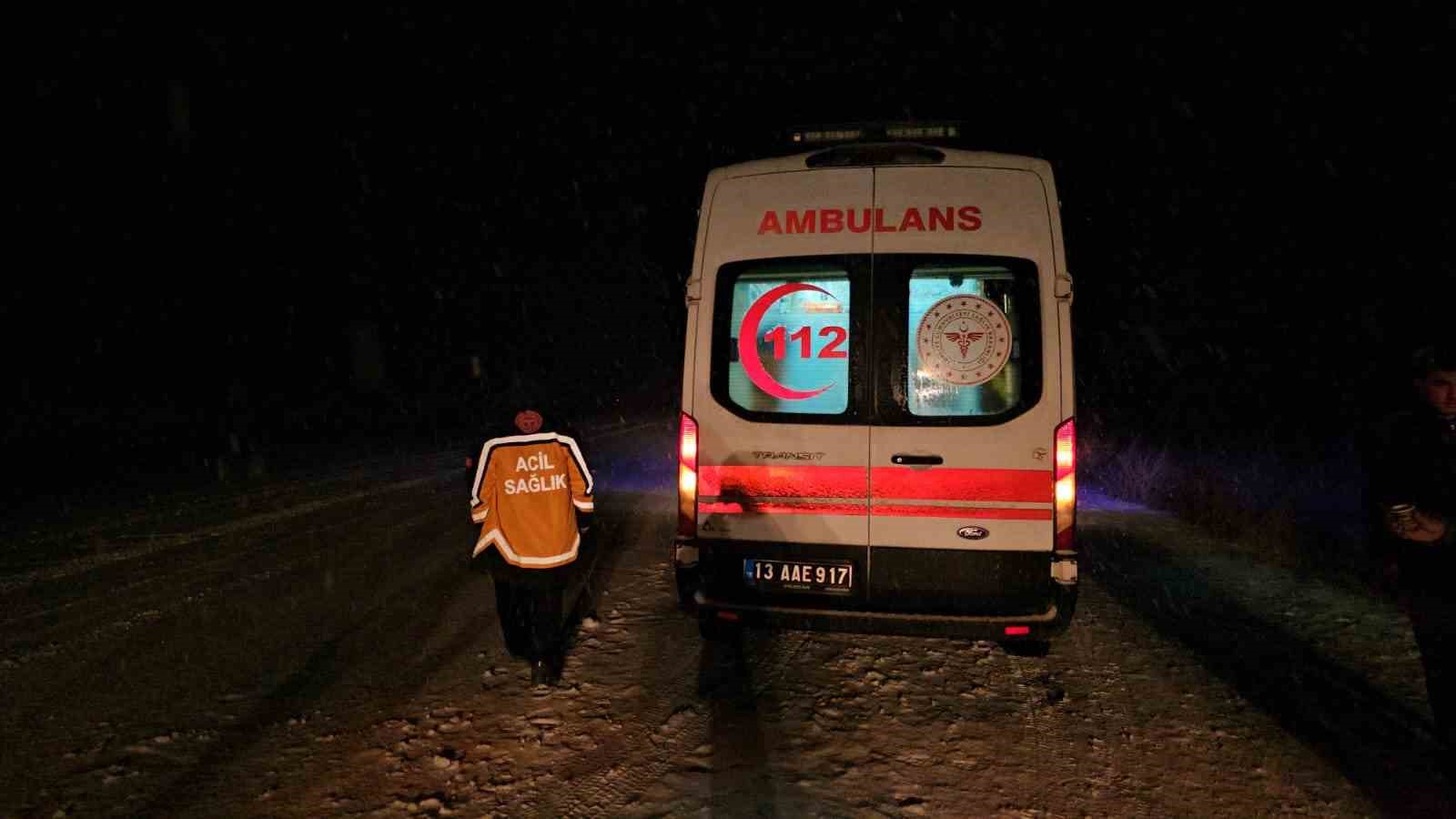 Bitlis’te minibüs takla attı: 3 yaralı