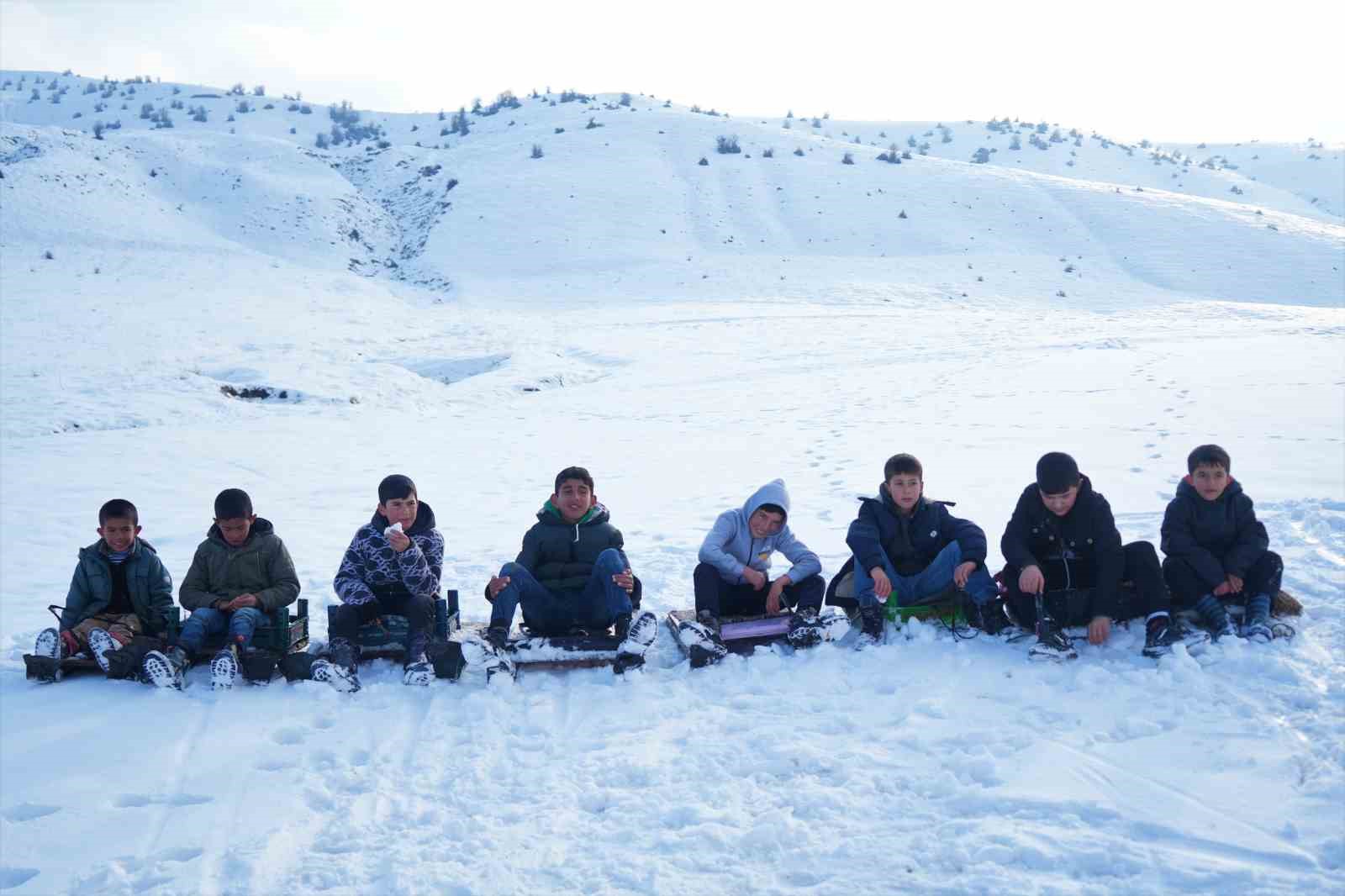 Kendi pistlerinde kayan Muşlu çocukların eğlenceli anları