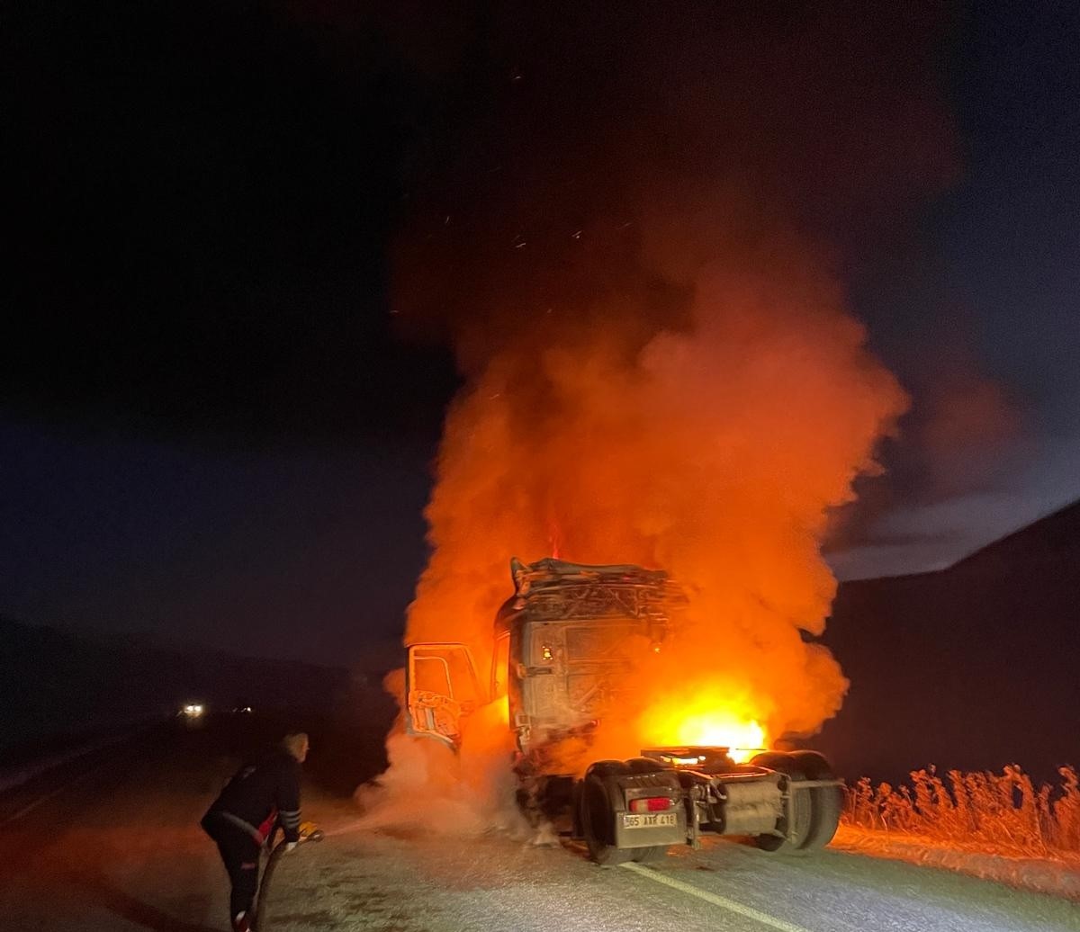 Van’da seyir halinde tır alev alev yandı