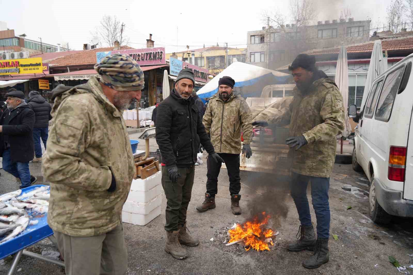 Erzincan’da dondurucu soğuklar pazar esnafına soba kurdurdu