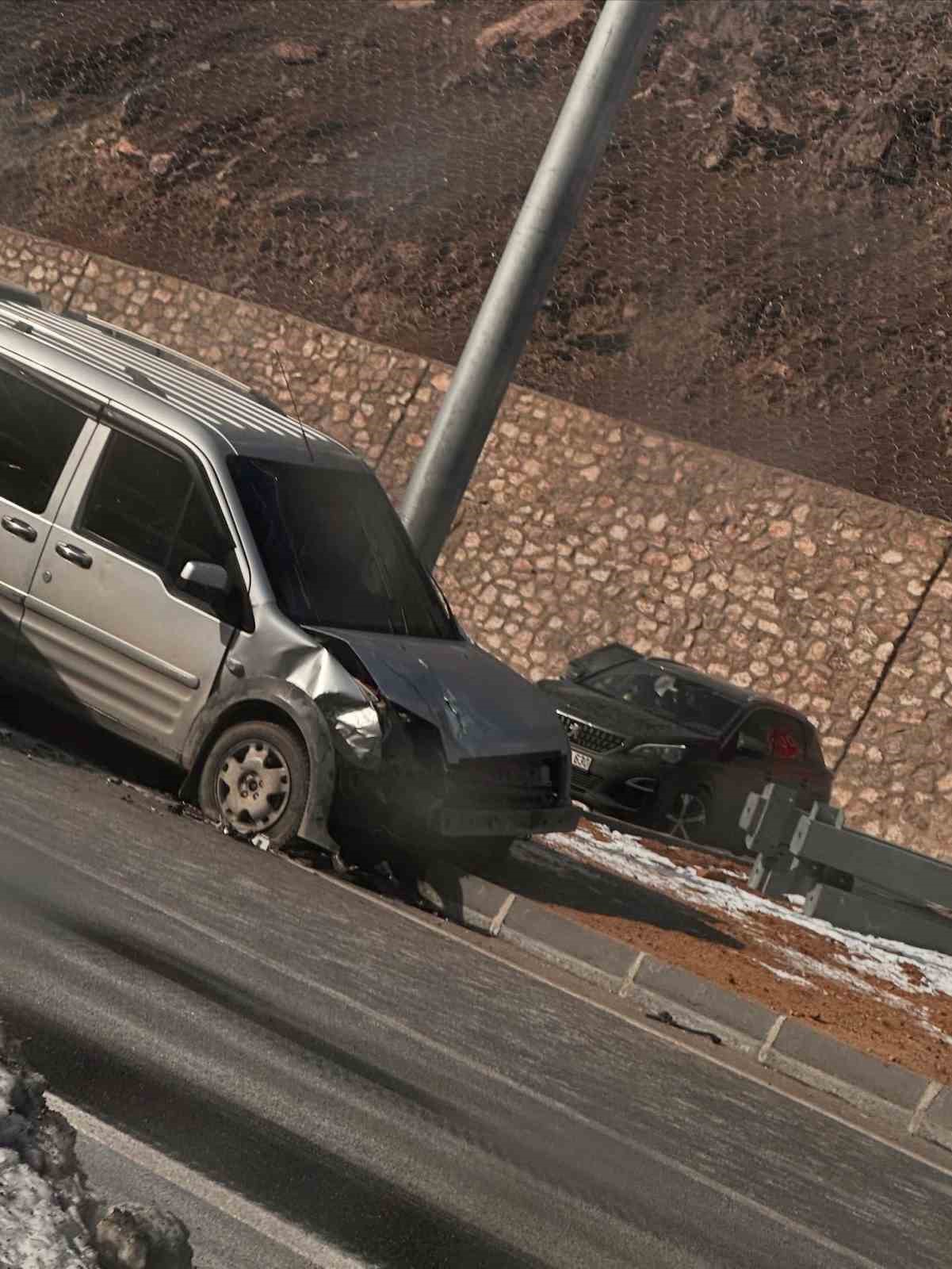 Yüksekova’da trafik kazası: 2 yaralı