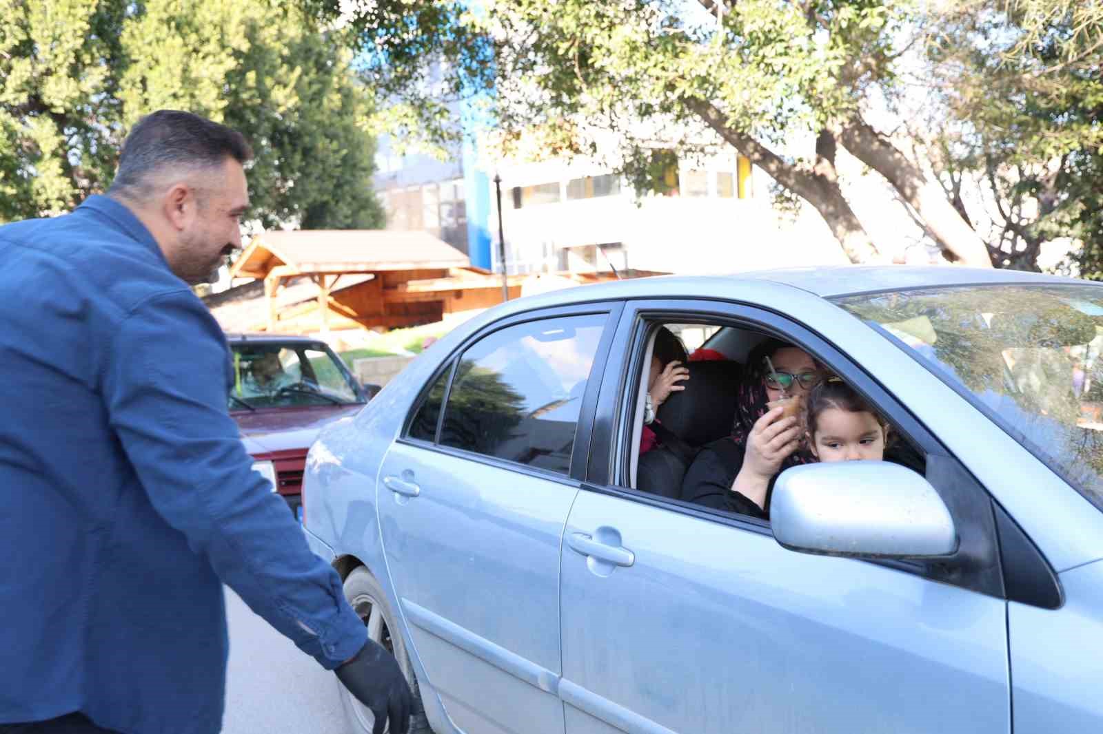 Adana’da sanatçı Ferdi Tayfur için helva dağıtıldı