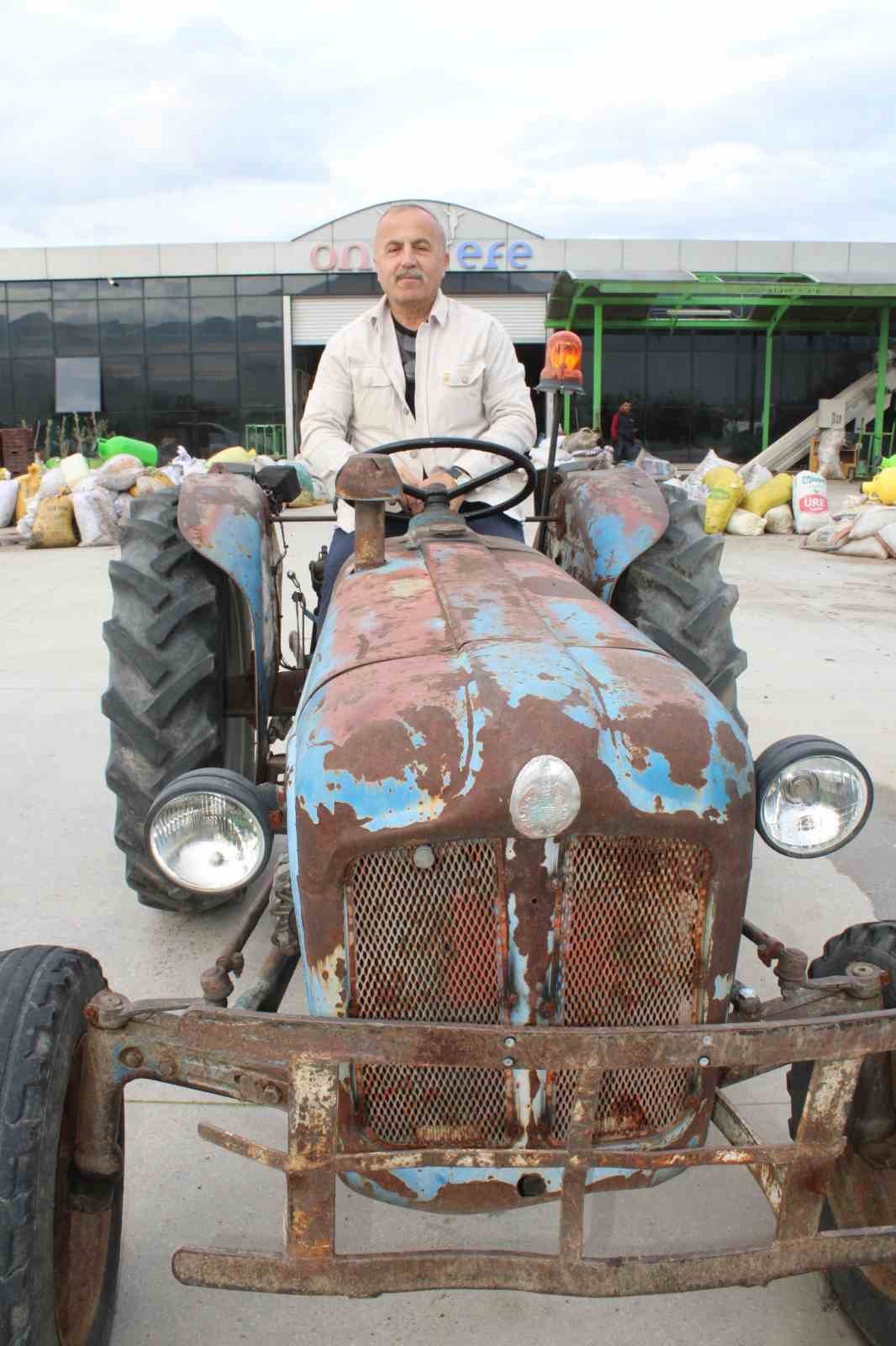 Aydınlı fabrikatör, parasızlıktan değil hatırasından dolayı 66 yıllık traktörü kullanıyor