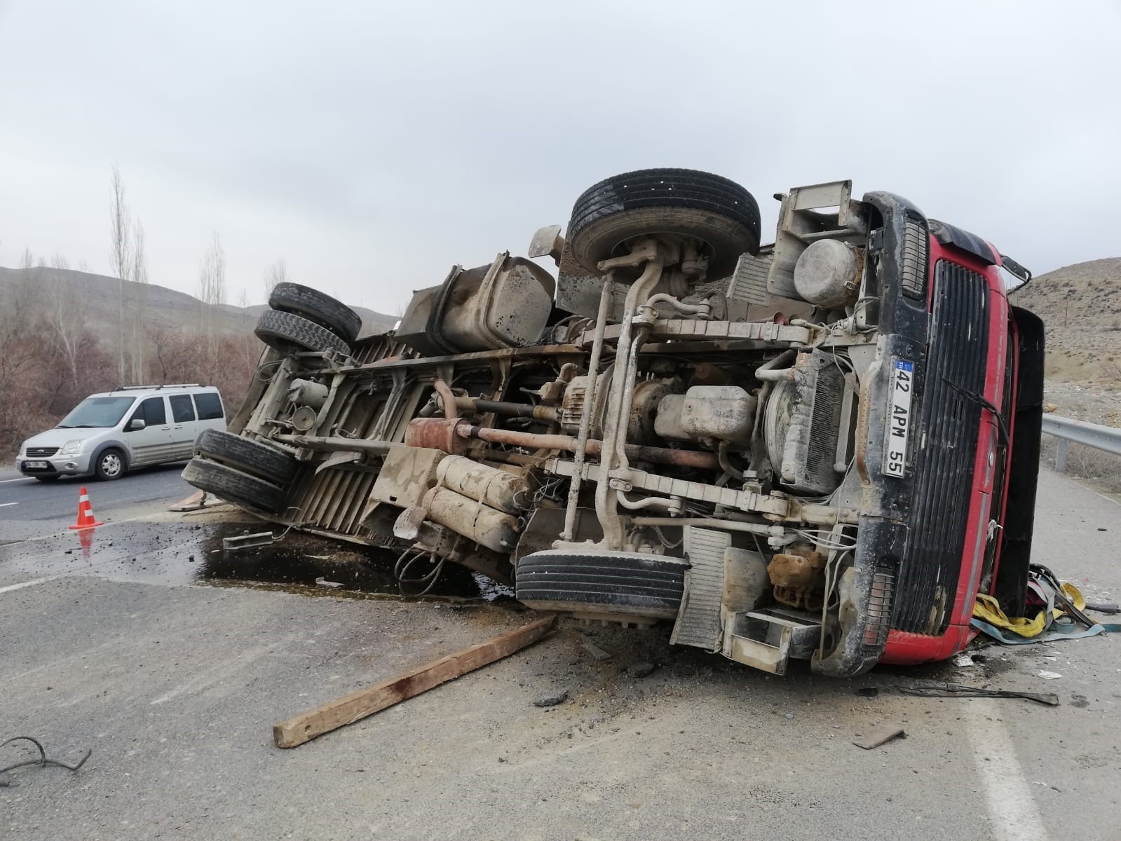 Malatya’da kontrolden çıkan vinç devrildi: 1 yaralı