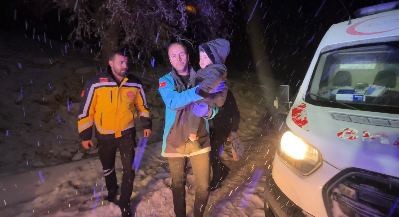 Ekipler, kardan yolu kapanan köydeki hasta çocuk için seferber oldu