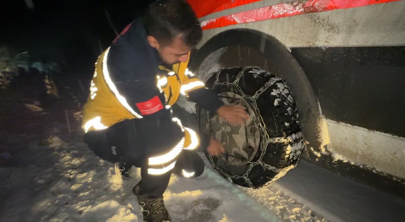 Ekipler, kardan yolu kapanan köydeki hasta çocuk için seferber oldu