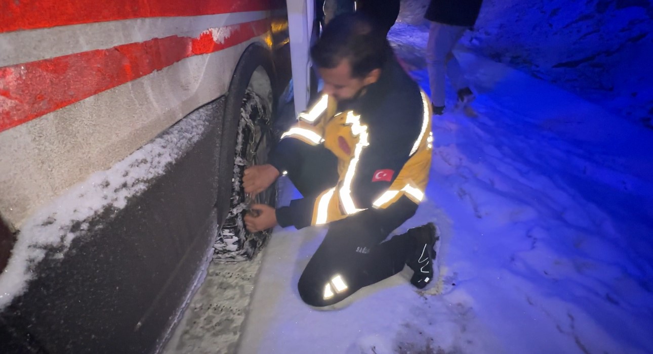 Ekipler, kardan yolu kapanan köydeki hasta çocuk için seferber oldu