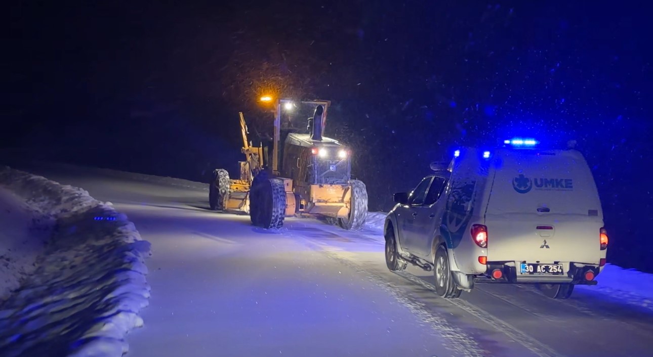 Ekipler, kardan yolu kapanan köydeki hasta çocuk için seferber oldu