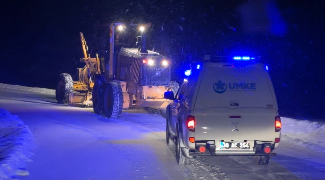 Ekipler, kardan yolu kapanan köydeki hasta çocuk için seferber oldu