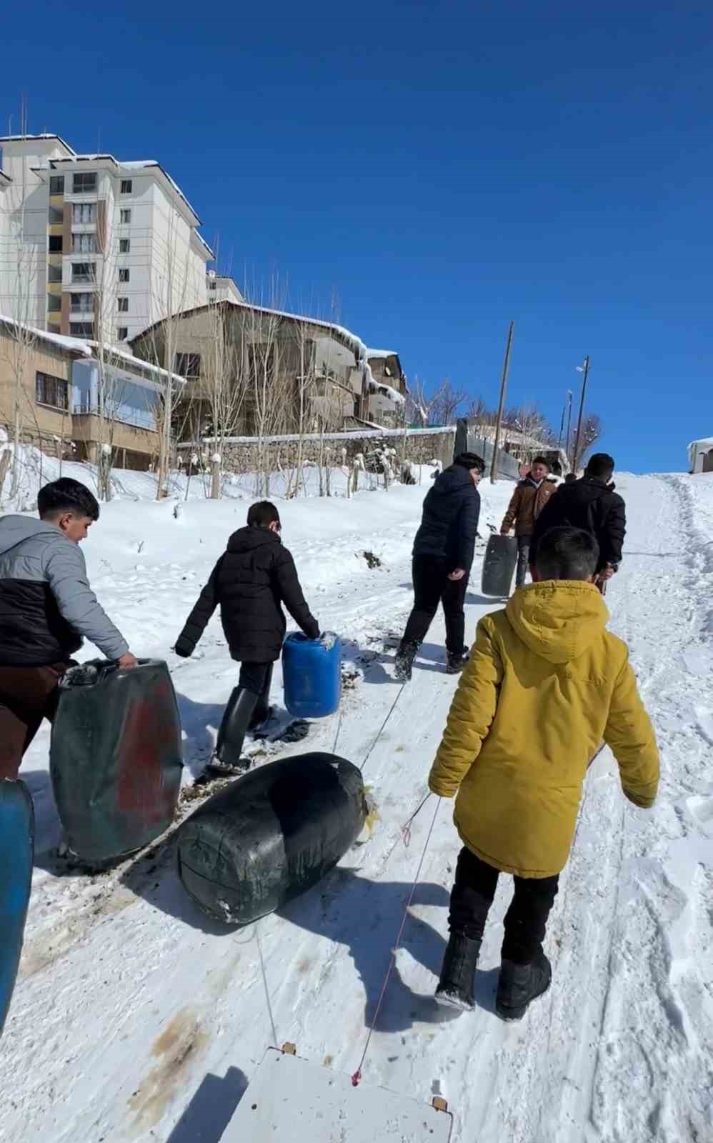 Yüksekova’da çocuklar bidonla kaymanın keyfini çıkardı