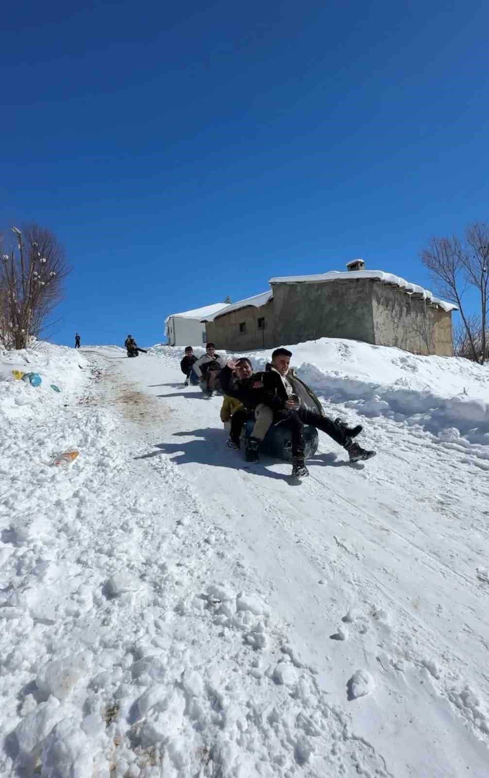 Yüksekova’da çocuklar bidonla kaymanın keyfini çıkardı