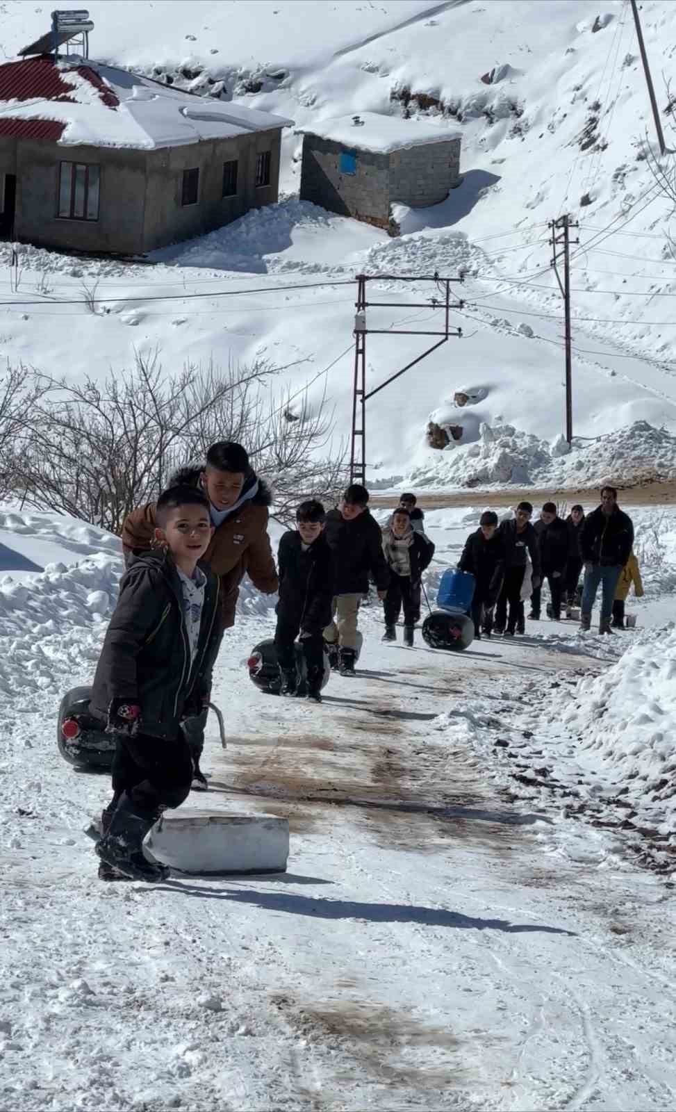 Yüksekova’da çocuklar bidonla kaymanın keyfini çıkardı