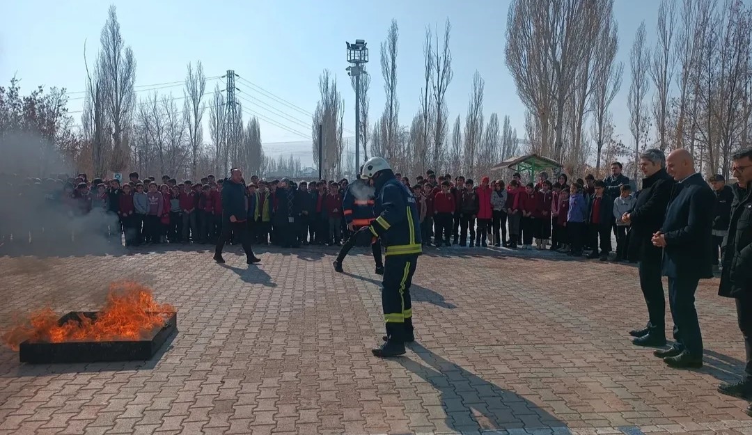 Özalp Yatılı Bölge Okulunda yangın tatbikatı